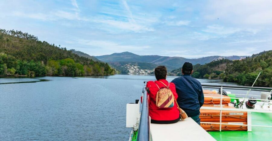 From Porto: Douro River Cruise to Régua with Lunch - On the water: breakfast, lunch, and real comfort on a cruise ship