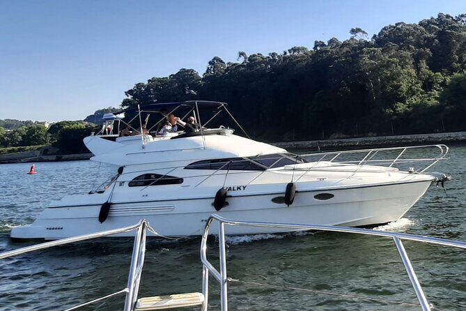 PORTO : Premium Yacht Tour – 6 Bridges & Douro Estuary Reserve - Starting at Marina da Afurada: The Porto-to-Gaia Setup