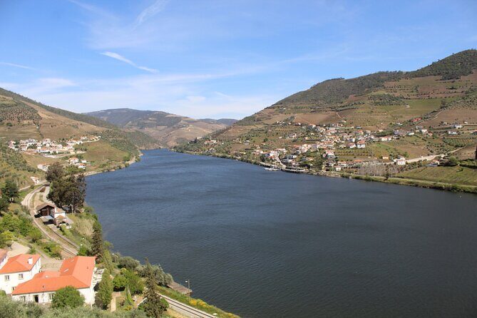 Tour the Douro wine region, and discover the fantastic landscape - Stop 1: Miradouro de São Leonardo de Galafura Viewpoint (And Why 20 Minutes Works)